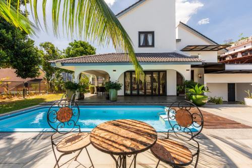 Kuala Lumpur House | Luxury Bungalow TTDI, 16-22pax, Swimming Pool, One Utama