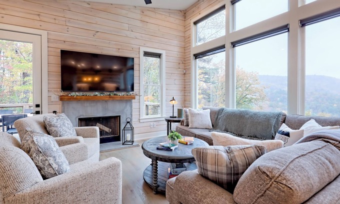 Clayton House | Luxury Bungalow with Mountain Views From Every Room 5 Minutes From Downtown