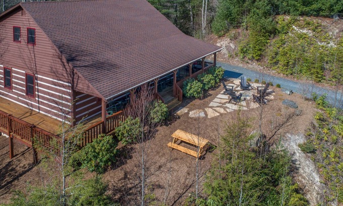 Boone Cabin | ☆ Luxury ☆ Cabin ☆ 2 K/3 Q ☆ Firepit ☆ Fireplace☆Rustic☆3 Smart TVs☆Large Decks☆
