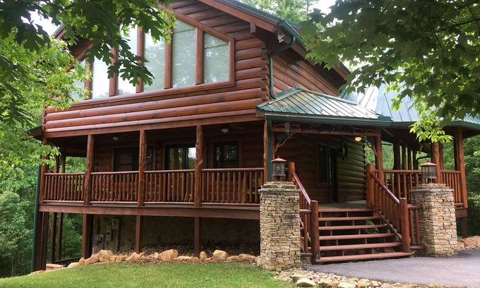 Gatlinburg - Pigeon Forge Cabin | Luxury Cabin, 4 BD/4BA Suites,Half Bath, Game RM, Media RM, Fireplaces, Hot Tub