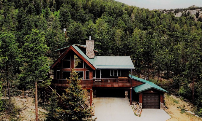 Allenspark House | Luxury Cabin Backs Nat'l Forest– 5 Min to RMNP Wild Basin: Hike, Fish, Wildlife!