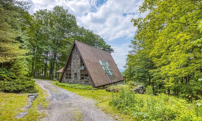 Lenox Ski Chalet | Luxury Cabin Fall Views & Deck besides Kennedy Park, Walk to Lenox.