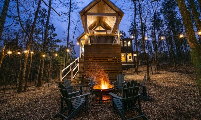 Broken Bow House | Luxury Cabin Getaway! Hot tub, Pet Friendly, Foosball & More
