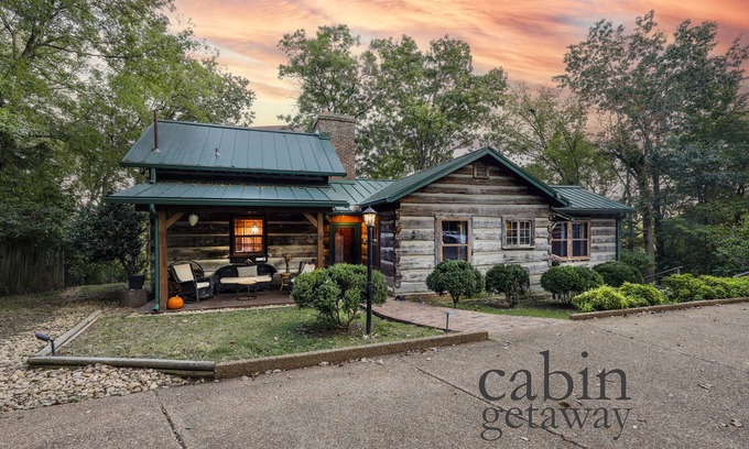 Madison Cabin | Luxury Cabin : HOT TUB, RIVER VIEW, FIRE PIT, 10 min to Nashville! nPet friendly