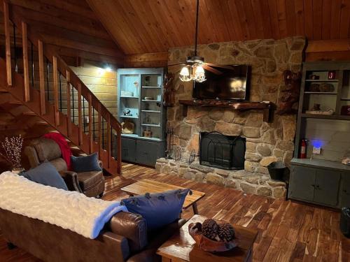 Walnut Mountain Apartment | Luxury Cabin HotTub, Hiking, Fire Pit, Game Room