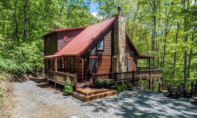 Cherry Log Cabin | Luxury cabin near Toccoa River, HT