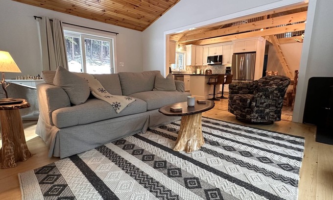Lake Luzerne Cabin | Luxury Cabin Sleeps 4 to 7 - mins to Lake George