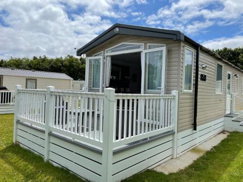 Hewas Water House | Luxury Caravan Cornwall sleeps 4 countryside view