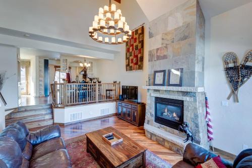 Bear Crossing House | Luxury Chalet #1240 With Hot Tub & Great Views - 500 Dollars Of FREE Activities & Equipment Rentals Daily