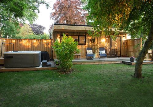Toppesfield House | Luxury Chestnut Lodge with Hot Tub and Games Room