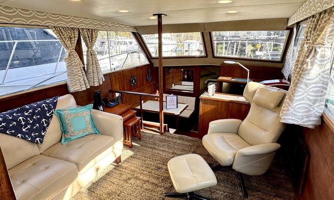 Sanford Boat Rental | Luxury Chris Craft Yacht On the Beautiful St. John's River in Sanford