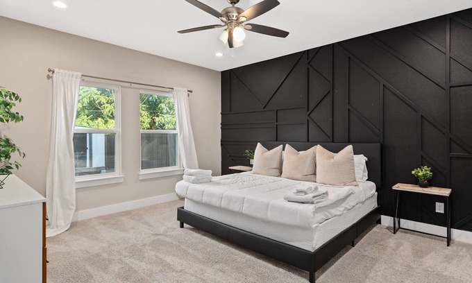 West Dallas House | Luxury Comfort 5 Bedroom Home in Heart of Dallas