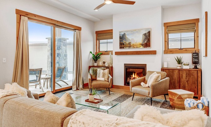 Fraser House | Luxury Condo B104 I Private Hot Tub I Great Views I Best Price I Discounted Attractions