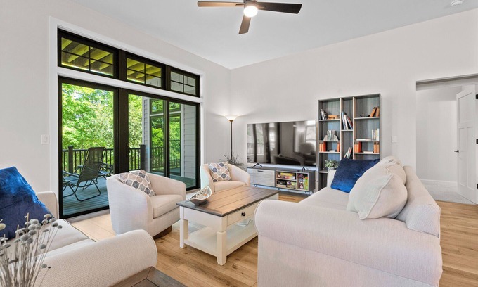Egg Harbor Condo | Luxury Condo-Dog Friendly near Egg Harbor & Indoor Pool, Gym, Hot tub