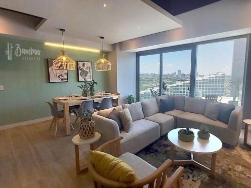 Financial District Apartment | Luxury Condo in Lobby33 near Andares By Bamboo