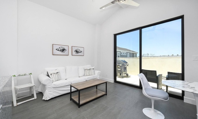 Corona del Mar Apartment | Luxury Condo in Corona Del Mar Walkable to Ocean