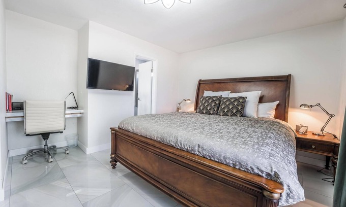 Las Vegas Condo | Luxury Condo King Bed Pool Laundry in Las Vegas