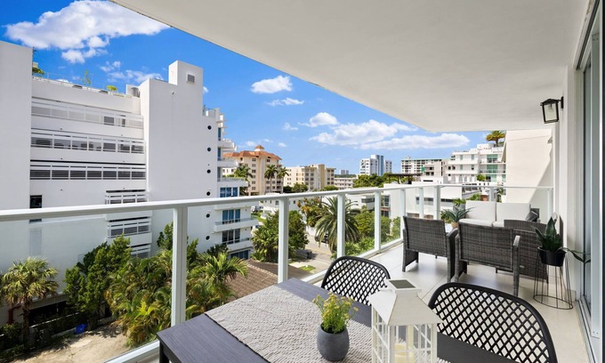 Bay Harbor Islands Apartment | Luxury Condo w/Rooftop Pool ~ 5-Min to Beach