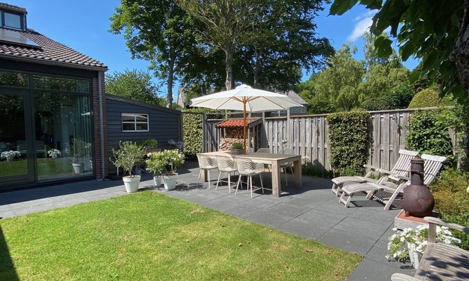 Bergen House | Luxury corner house with 3 bedrooms, private garden and private parking.