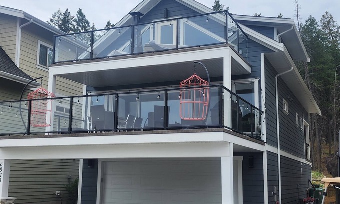 Central Okanagan House | Luxury Cottage! Lake Okanagan View. 3 Bedrooms+Loft