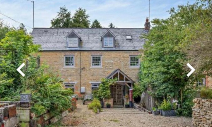 Chipping Norton House | Luxury Country Cottage With A View