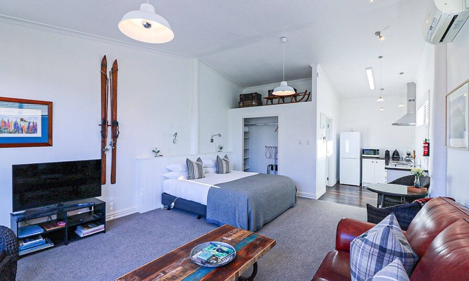 Omarama House | Luxury county guest house with continental breakfast/our own free range eggs