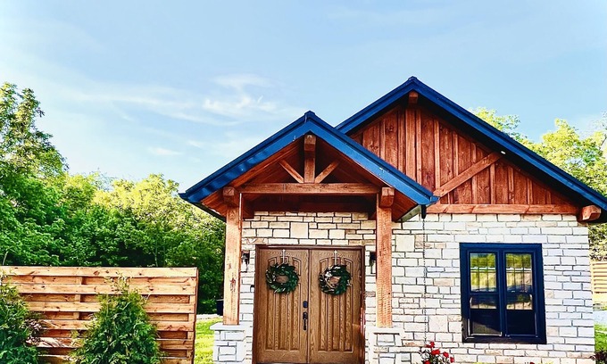 Creola Cabin | LUXURY COUPLES CABIN! Caveside Cabins