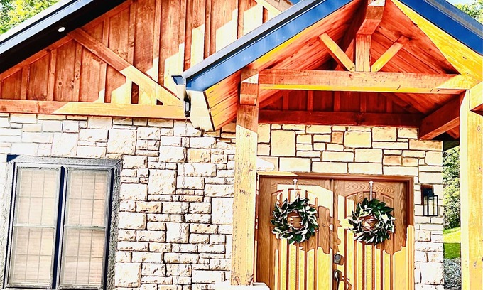 Creola Cabin | LUXURY COUPLES CABIN! Caveside Cabins
