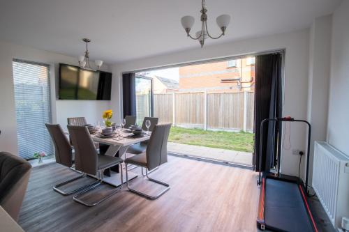 Trafford Villa | Luxury Deluxe Favoured Home - 4 bedroom - 9 Guests - Contractors Welcome