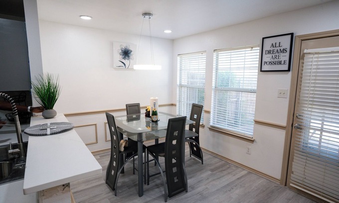 Euless House | Luxury DFW Airport Townhouse 3 Bedroom