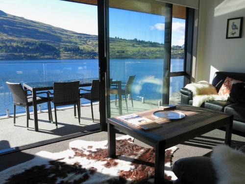 Queenstown Apartment | Luxury Direct Lakefront Apartment