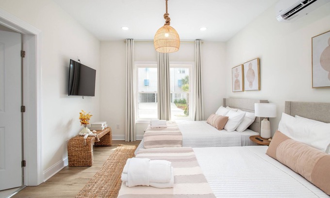 Emerald Isle House | Luxury downstairs Duplex -Brand New. 4 min walk to beach