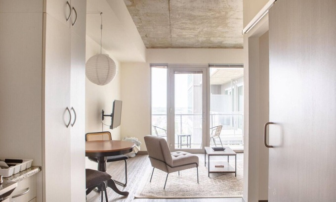 Lower East Side Apartment | Luxury East Side 1BR Apt Near Brady St with Balcony