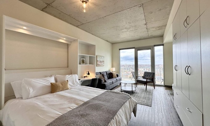 Lower East Side Apartment | Luxury East Side Studio Apt Near Brady St with Balcony