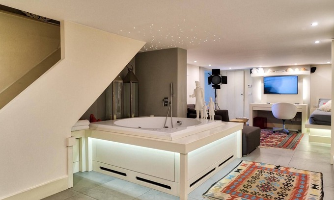 Catania City Centre Apartment | Luxury Eden With Jacuzzi