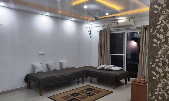 Bengaluru Apartment | Luxury & Elegant Home Stay for 6, apartment loaded with amenities, near airport.