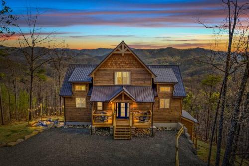 Gatlinburg - Pigeon Forge House | Luxury Endless View 3 King Suites Billards Pool