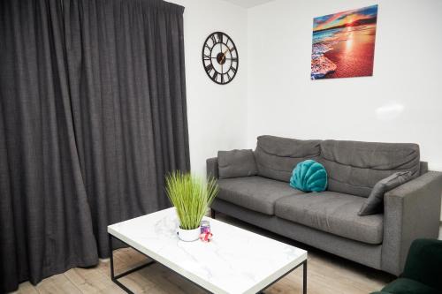 Salford House | Luxury Ensuite Apartment with shared living room and kitchen