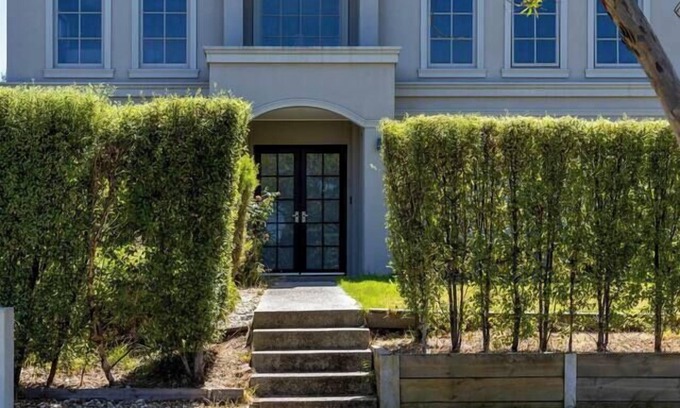 Mount Waverley House | Luxury Escape | 5BR, 3 Ensuites & Grand Spaces