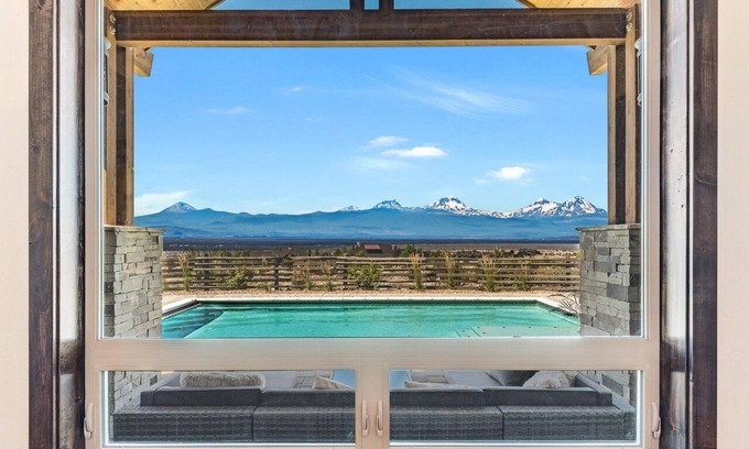 Powell Butte House | Luxury Exclusive Home on 1.3 acres w/Breathtaking Mountain Views & Private Pool