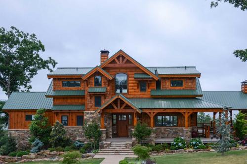Edgemont House | Luxury Family Retreat - Greers Ferry Lake Views!