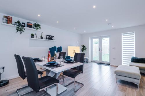 Salford Apartment | Luxury Getaway In Manchester with PS5, Fast WiFi & Free Parking