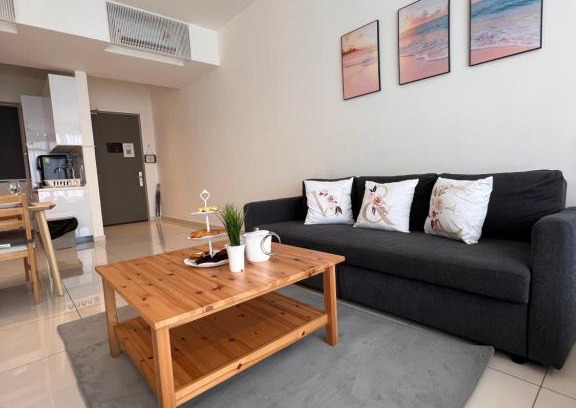George Town Apartment | Luxury & Glamorous Suite#Georgetown#InfinityPool#2 BR, Living Room with Double Bed