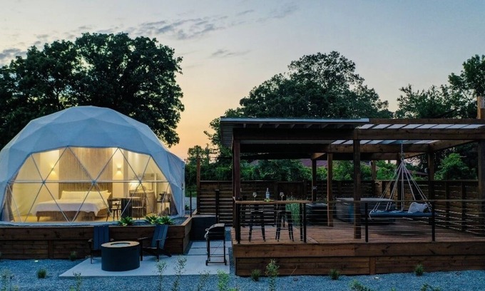 Pearcy Cabin | Luxury Glamping Dome “Luna” in countryside with HotTub near Hot Springs
