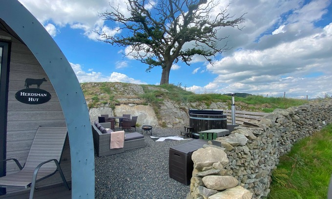 Underbarrow Ski Chalet | Luxury Glamping Pod with underfloor heating, on a working farm (Dog-friendly)