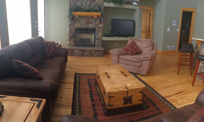 Estes Park House | Luxury Golf Course Getaway – Minutes from Downtown & Wildlife Galore!