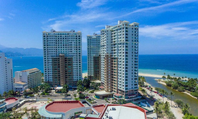 Fluvial Vallarta Condo | Luxury Grand Venetian Ocean Front 5 Pools, 10th floor Sleeps 4, Stunning Sunsets