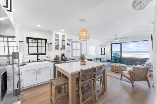 Mission Beach House | Luxury Ground S Oceanfront Unit with Boardwalk Lounge Firepit - AC