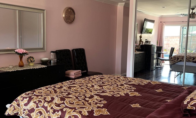 North Hills West Apartment | Luxury guest suite with private entry and pool view.Sleeps 2 . Near CSUN.