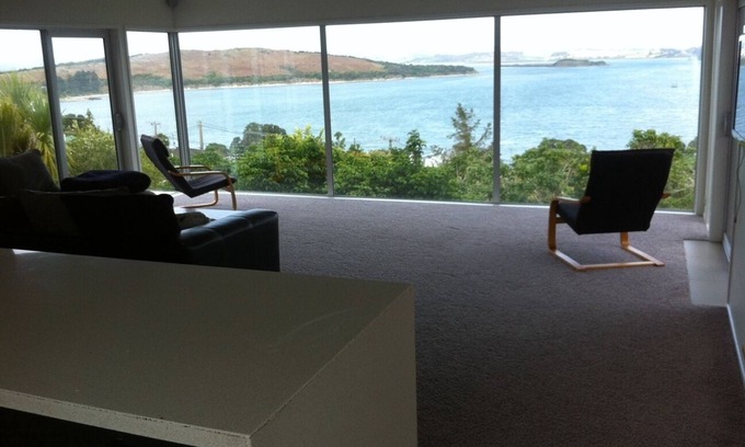 Onerahi House | Luxury harbor views in handy location